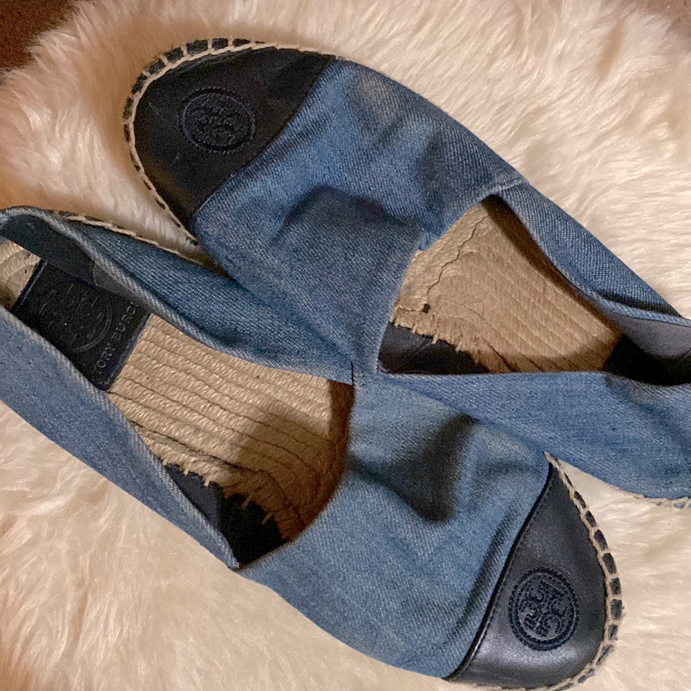 Size: 7.5 Tory Burch shoes. Perfect with jeans, dresses and shorts!